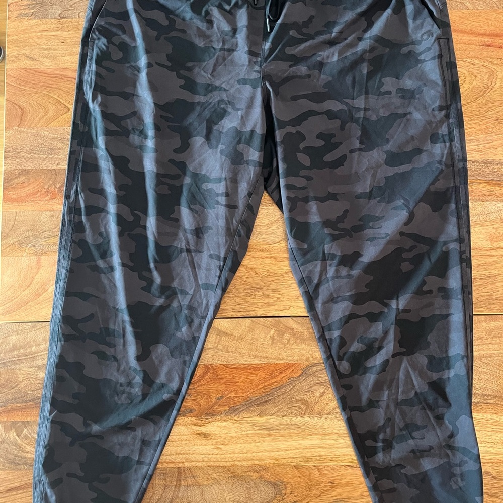 Gap Fir Black Camouflage Joggers